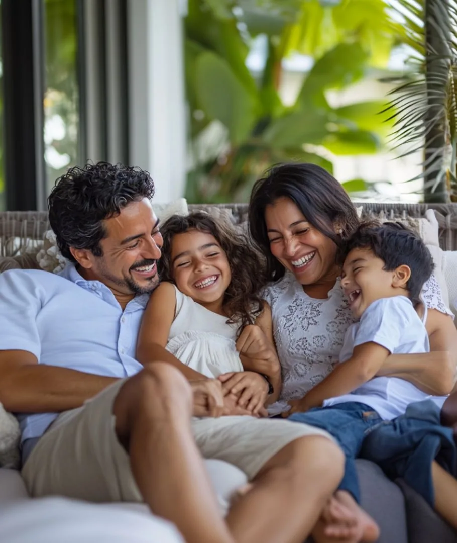 Familia de Miami revisando un plan patrimonial en una consulta por video