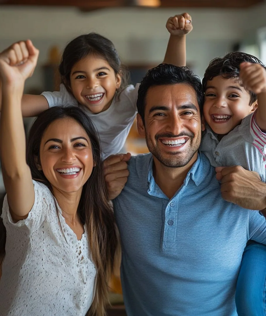 Familia de Hollywood revisando un plan patrimonial en una consulta virtual